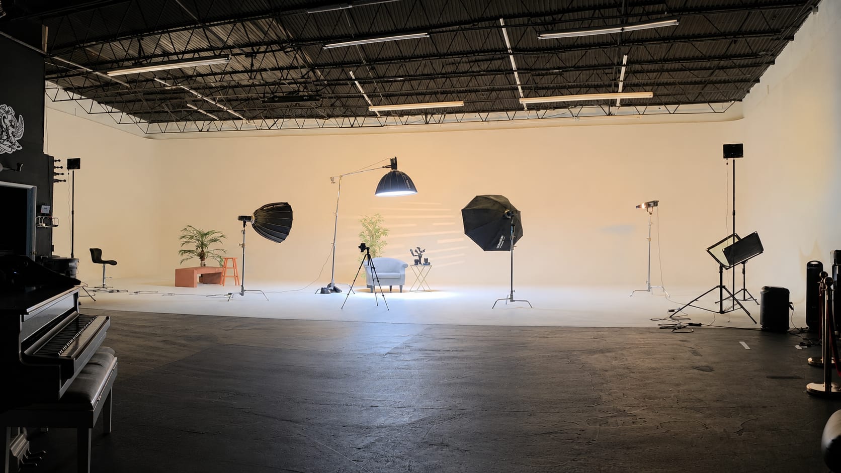 Espacio de Samvision Studio con iluminación y equipo de fotografía